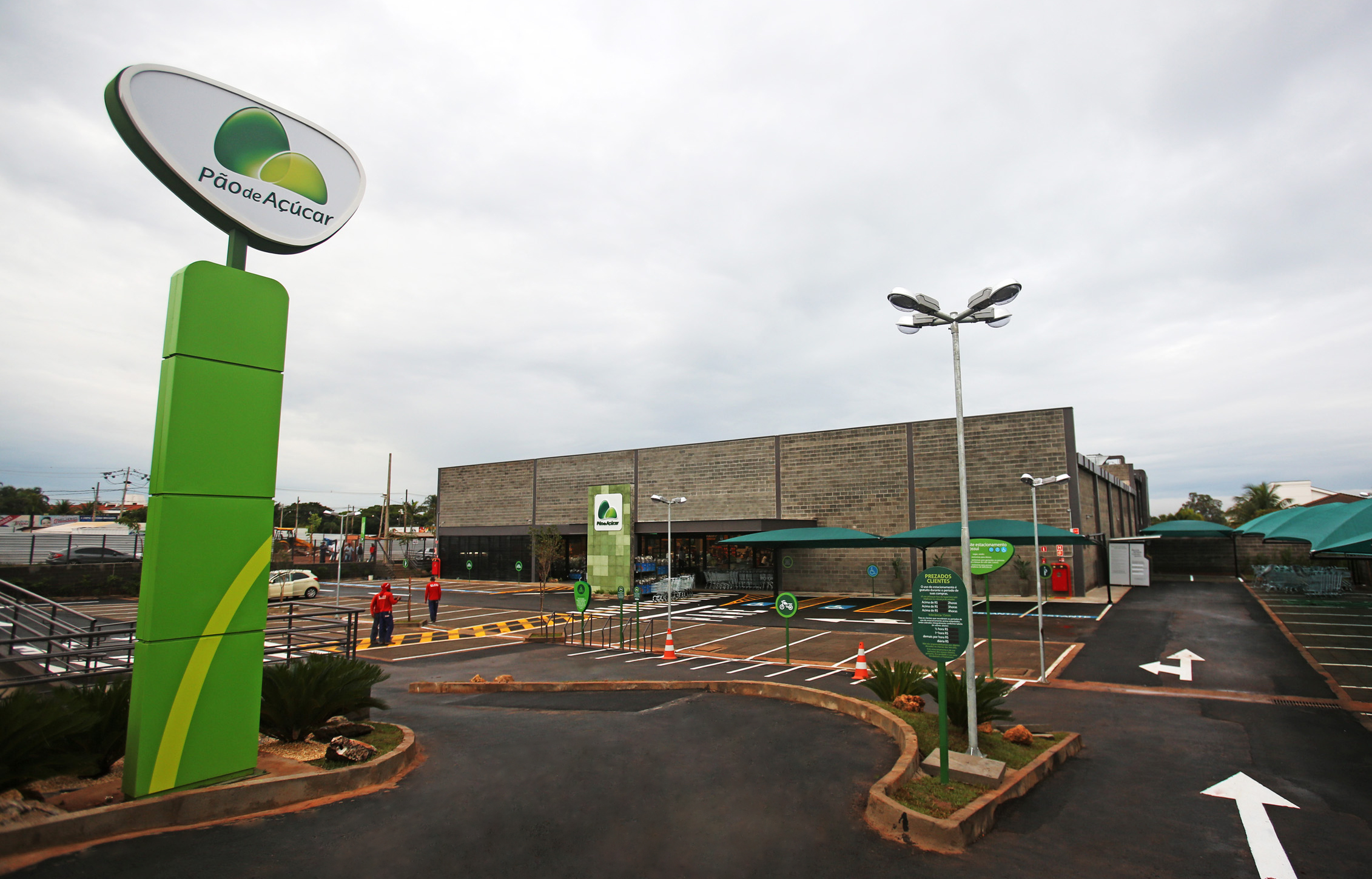 Interior iluminado de supermercado com gôndolas organizadas, representando o canal de expansão para açaiteria sem CDU ou reforma obrigatória
