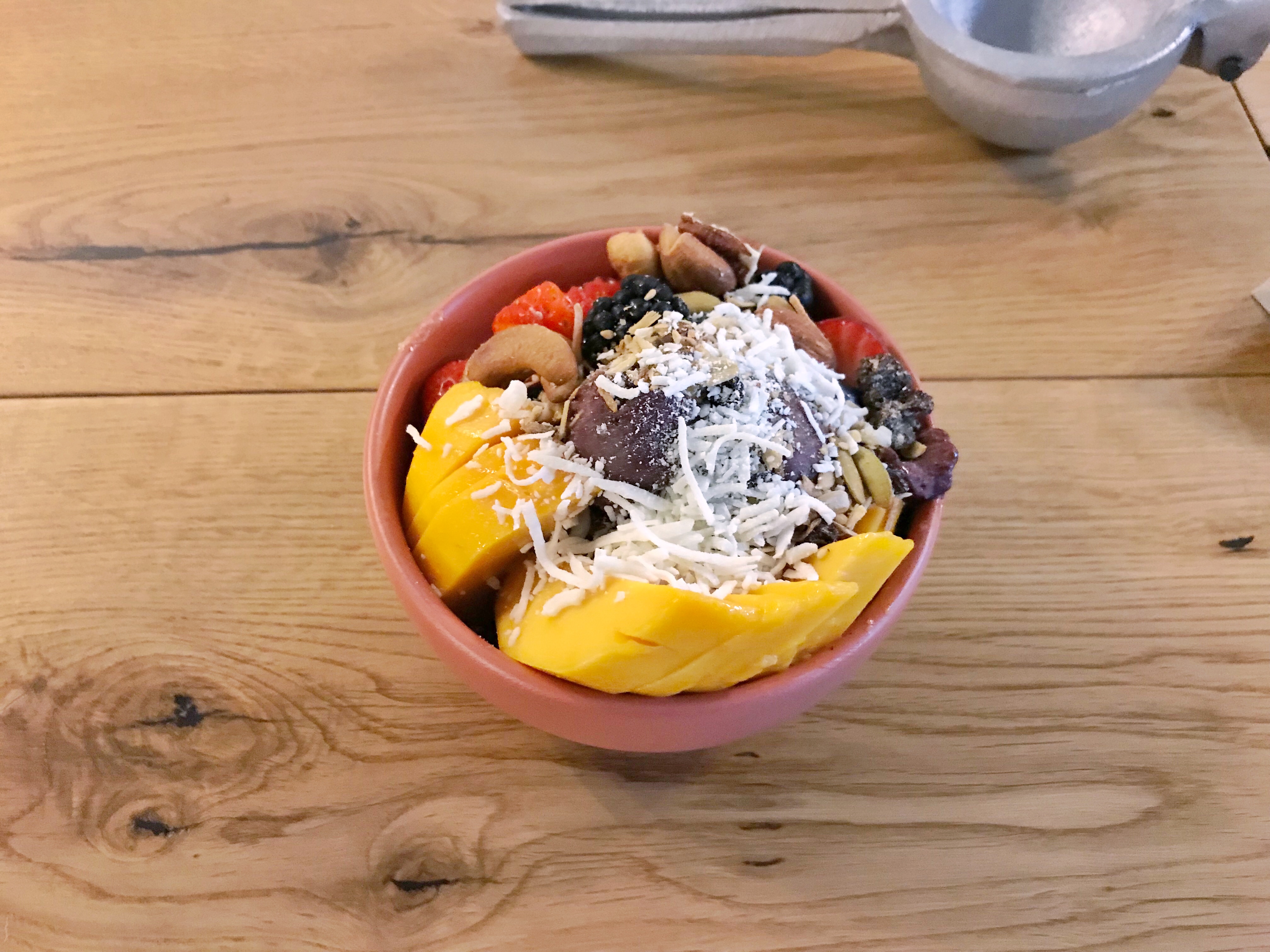 Tigela de açaí com toppings coloridos — fidelidade começa no produto, cashback faz o cliente voltar